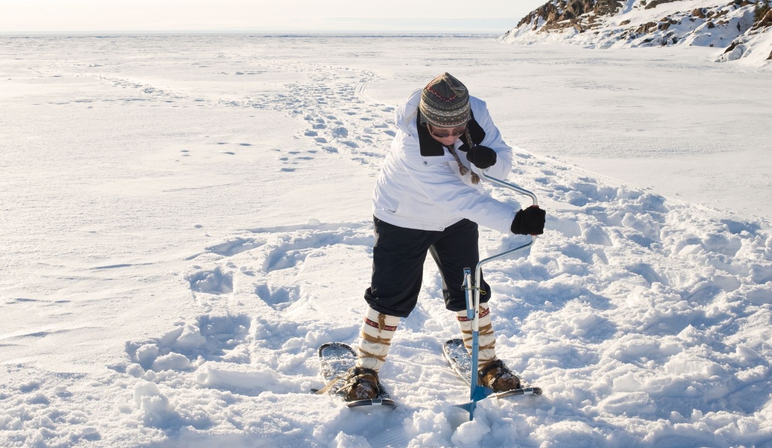 pesca en hielo hasta las raquetas de nieve